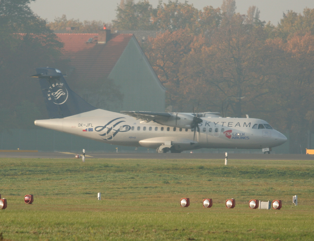CSA ATR-42-500 OK-JFL kurz vor dem Start in Berlin-Tegel an einem sehr trben Morgen des 29.10.2011