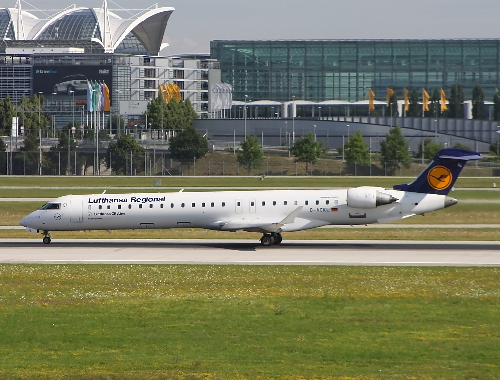 D-ACKL beim Start in Mnchen auf runway 26L, aufgenommen am 18.07.2012