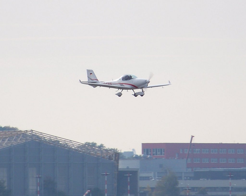 D-EAIN Aquila A-210 AT01 nach dem Touch-and-Go in Hamburg. (23.10.10)