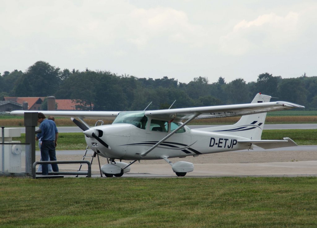 D-ETJP, Cessna F-172 Skyhawk (auch ein kleiner Flieger braucht mal Sprit), 09.07.2011, EDLS, Stadtlohn-Vreden, Germany 

