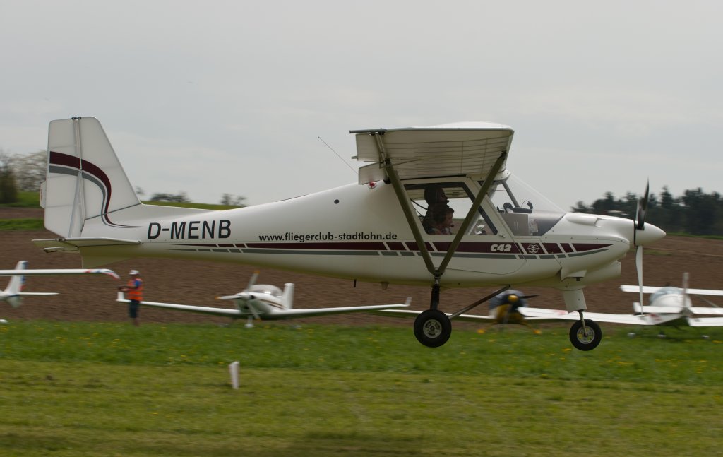 D-MENB
C 42 des Fliegerclub Stadtlohn e.V.
Landeanflug auf Bahn 28 Segelfluggelnde Markdorf

im Rahmen der AERO 2013 landen Ultraleichtflugzeuge in Markdorf (ca. 10km vom Flughafen Friedrichshafen entfernt). Die Messebesucher werden mit einem Shuttle zum Ausstellungsgelnde gebracht.