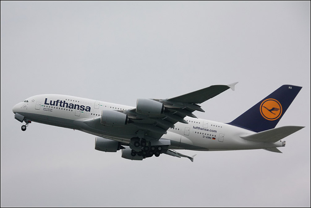 Da fliegt sie an uns vorbei. Ich persnlich empfinde die Boing 747 formschner. 02.06.2010 (Matthias)