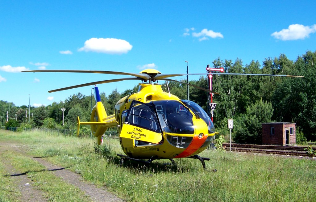 Da wartet man einmal auf den Windradzug in Munster, geht kurz nach Hause und kommt wieder und schon steht Christoph 19 an der Bahn ;-). Gru an den netten Pilot. (17.06.10)