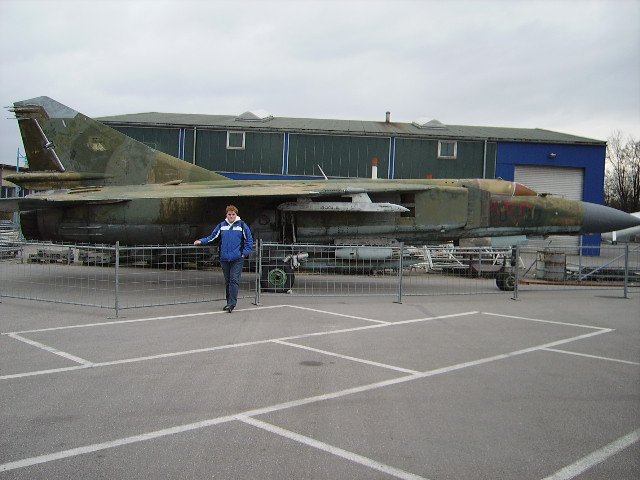Das alte Kampfflfugzeug mit mir in Sinsheim. Mein Vater schoss das Foto 2007.