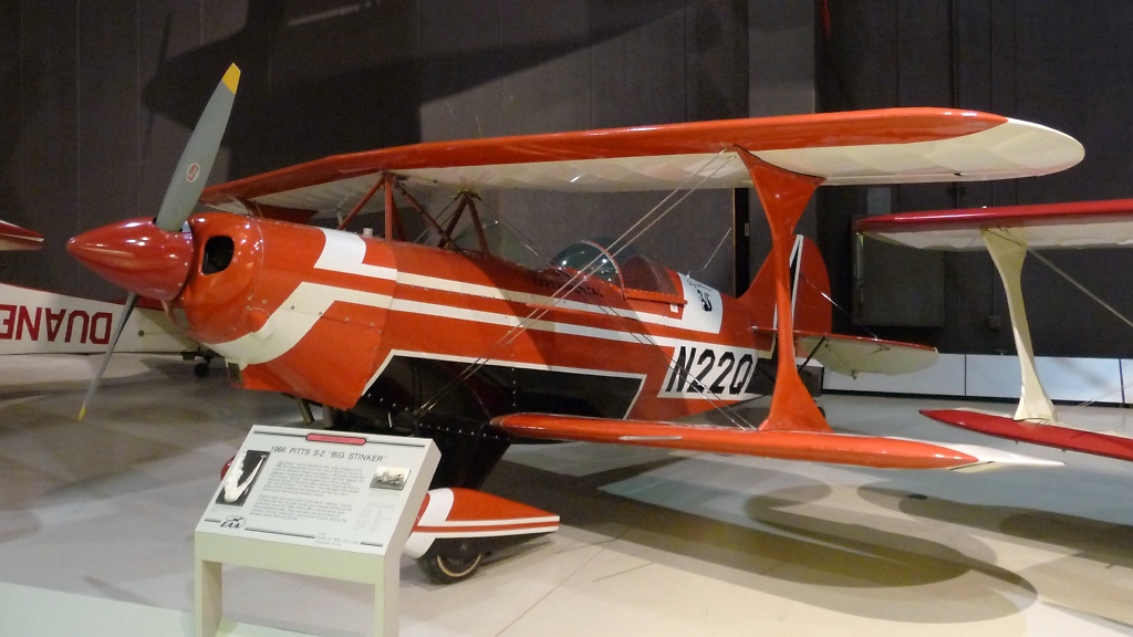 Das erste zweisitzige Flugzeug von Curtis Pitts, die S-2, im EAA Airventure Museum in Oshkosh, WI (3.12.10). Hier der Prototyp, N22Q, von 1966.