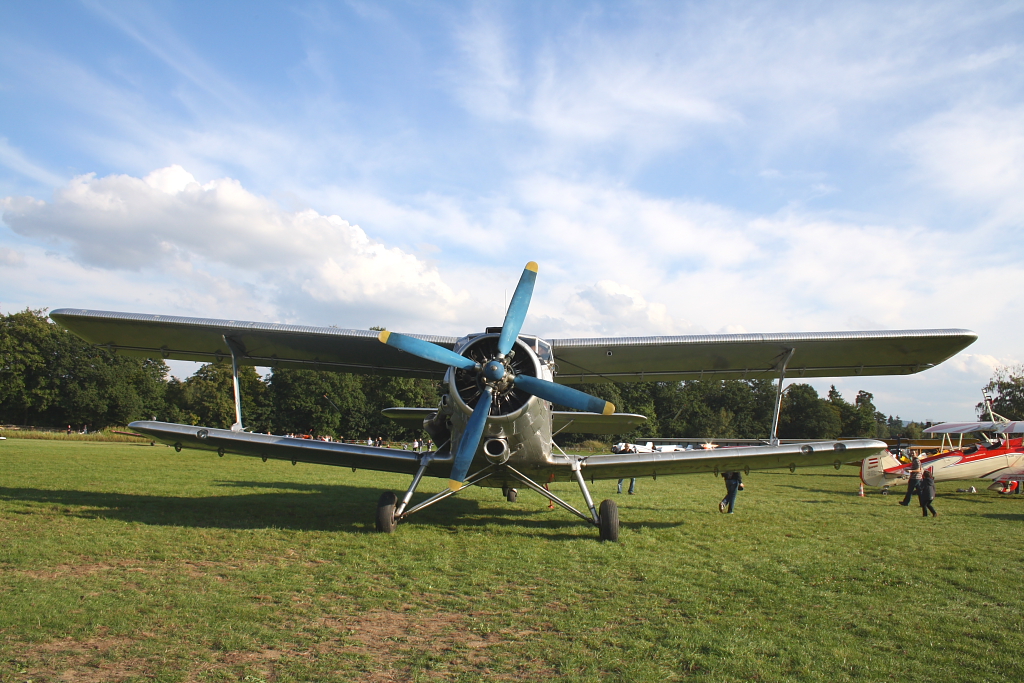 Das Highlight des Festes beim Flugplatz Karlsruhe-Forchheim am 18. und 19. September 2010: Eine Antonov An-2 