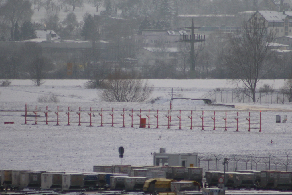 Das Istrumentenlandesystem (ILS) am Flughafen Stuttgart, Runway 08 (28.11.10)