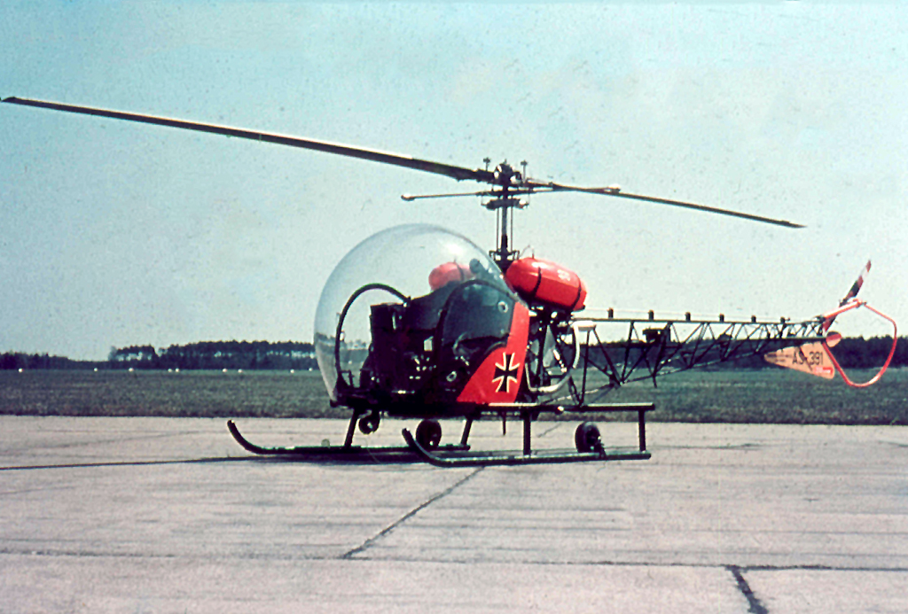 Das lteste Bild der Woche: Bell 47 in Schulmaschinenlackierung, AS+391, am Flugplatz Faberg Anfang der 60iger Jahre. (Scan vom KB-Dia)
