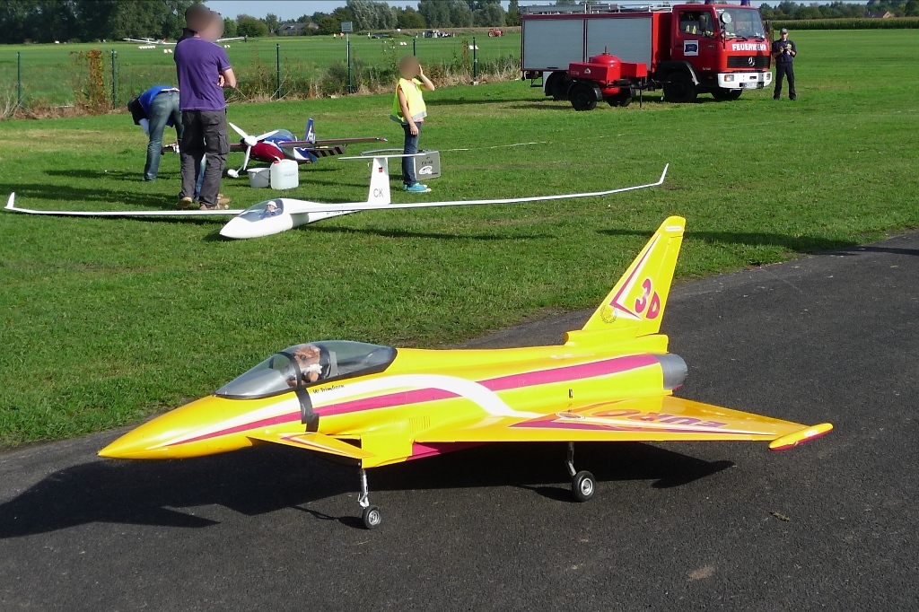 Das Modell des Eurofighters - mit echter Turbine - rollt nach Flugvorfhrungen zurck auf den Flugplatz Niershorst am 11.9.2010