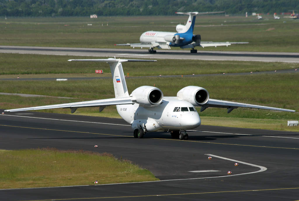 Das schreit nach Highlight, Second Sveridlovsk Air Enterprise AN-74 RA-74048 und Rossiya Tu-154M RA-85836 rollen in DUS / EDDL / Dsseldorf zur und auf der 23L am 24.05.2009