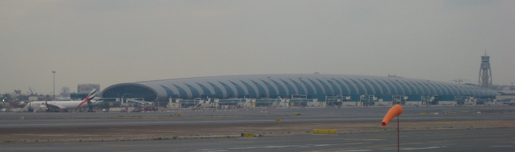 Das Terminal 1 des Flughafens Dubai mit Airbus A340-500 von Emirates(16.08.2008)