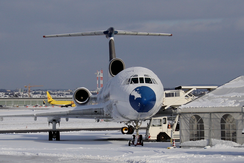 Das Trainingsflug fr die Flughafenfeuerwehr. Es ist eine Tupolev TU-154B-2 und hat die Kennung D-AFSG. Das Foto stammt vom 18. Dezember 2010