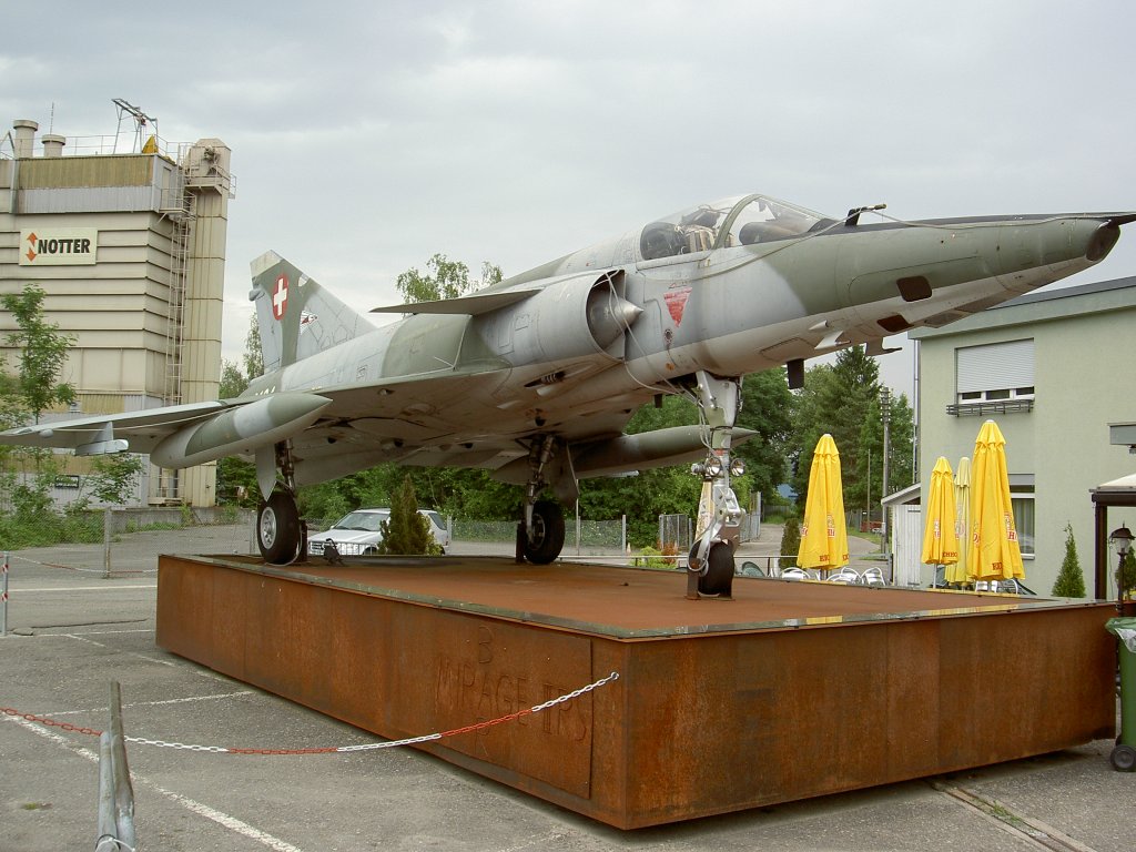 Dassault Mirage IIIS, ausgemusterte Maschine der Schweizer Luftwaffe an der Kartbahn in Wohlen AG (07.06.2012)