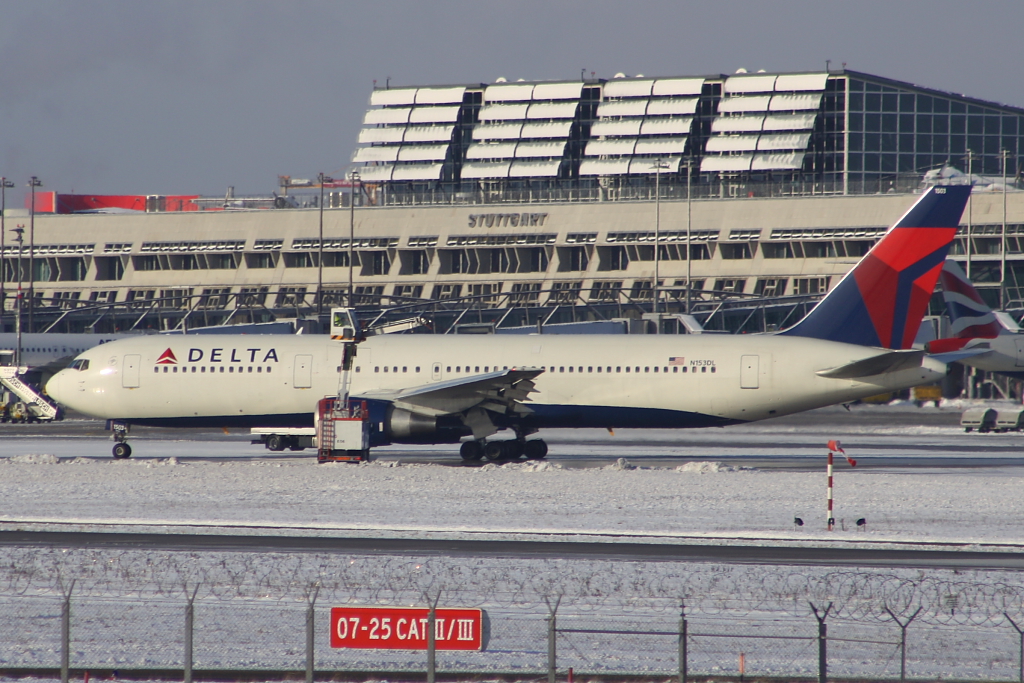 Delta Air Lines 
Boeing 767-3P6(ER) 
N153DL 
Stuttgart 
18.12.10

