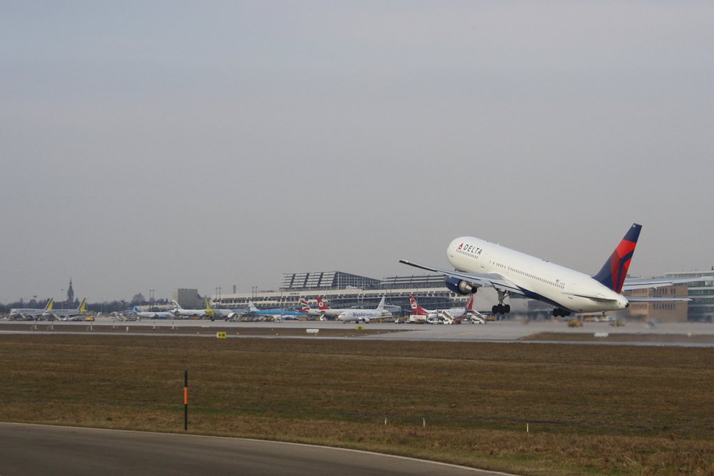 Delta Air Lines-Boeing 767-3P6(ER) N1501P hebt auf der Runway 25 ab (Stuttgart am 12.02.11) 
