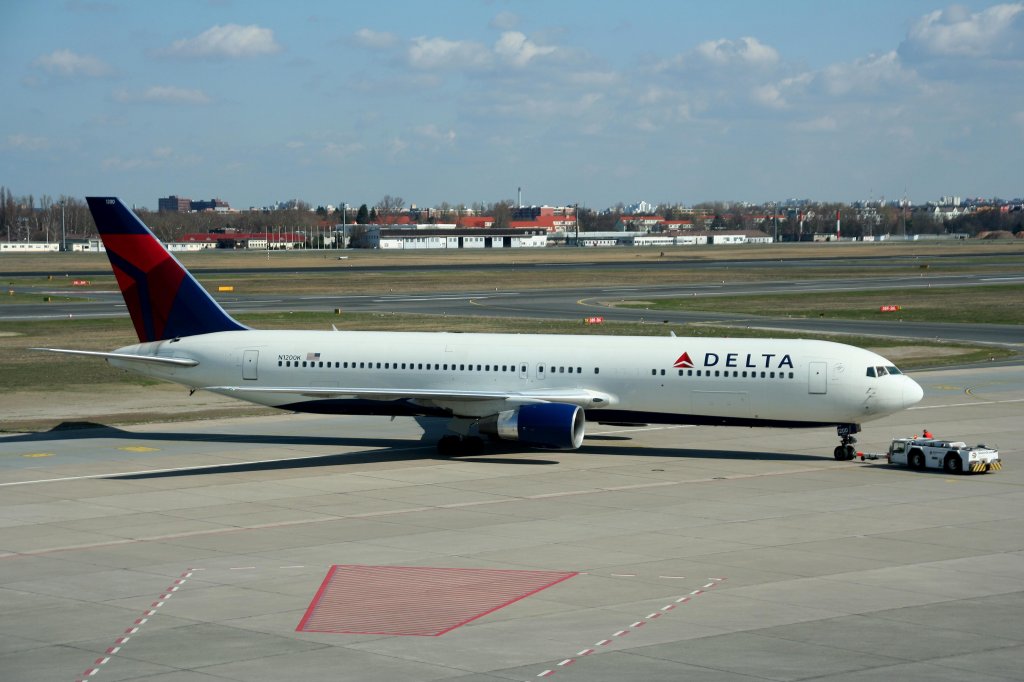 Delta Airlines B 767-332(ER) N1200K beim Puschback auf dem Flughafen Berlin-Tegel am 02.04.2010