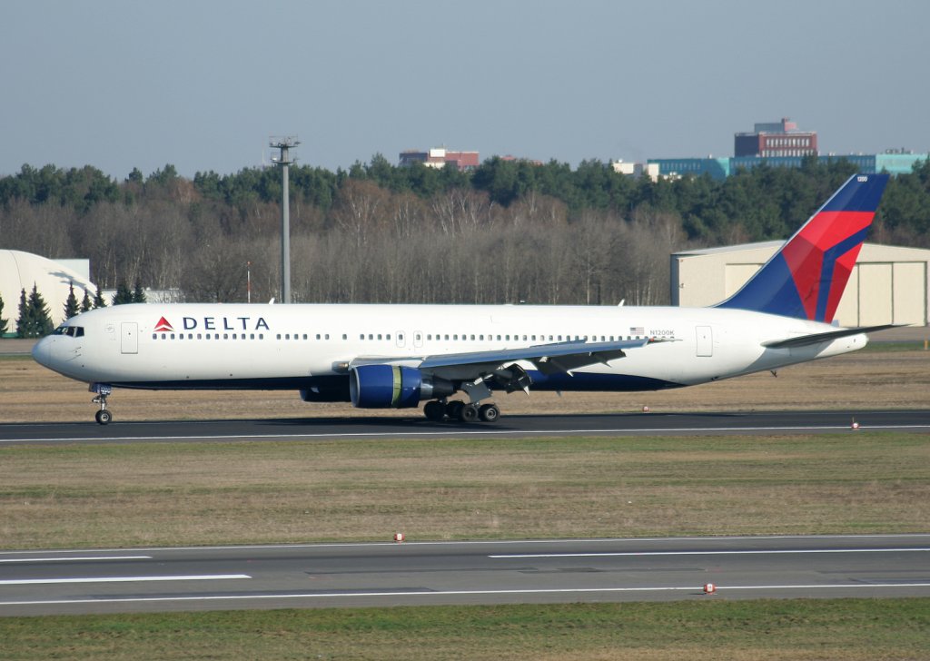 Delta Airlines B 767-332(ER) N1200K kurz nach der Landung in Berlin-Tegel am 02.04.2010
