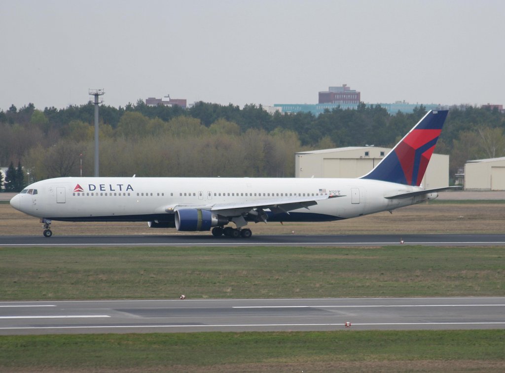 Delta Airlines B 767-332(ER) N1201P kurz nach der Landung in Berlin-Tegel am 24.04.2010