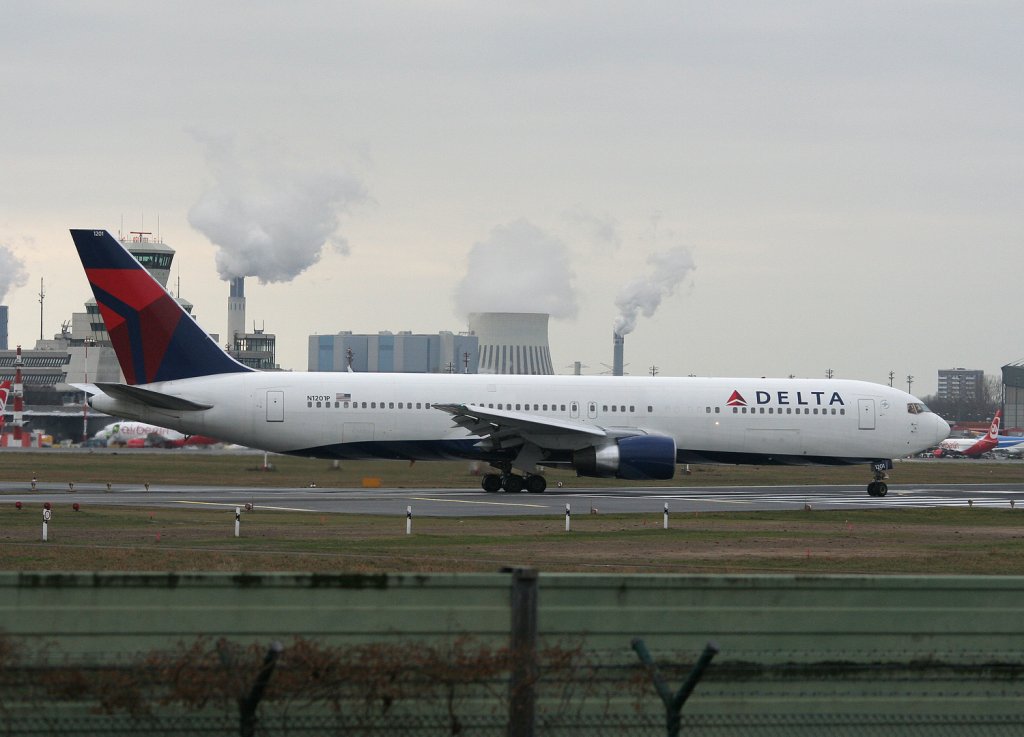 Delta Airlines B 767-332(ER) N1201P auf dem Weg zum Start in Berlin-Tegel am 16.01.2011