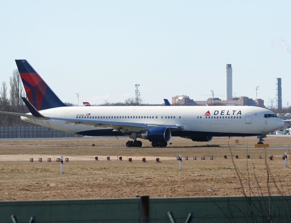 Delta Airlines B 767-332(ER) N172DN auf dem Weg zum Start in Berlin-Tegel am 06.03.2011