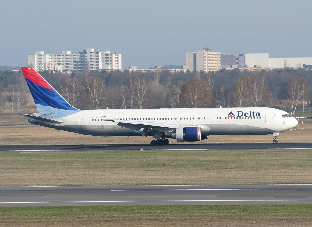 Delta Airlines B 767-332(ER) N173DZ nach der Landung in Berlin-Tegel am 03.04.2010