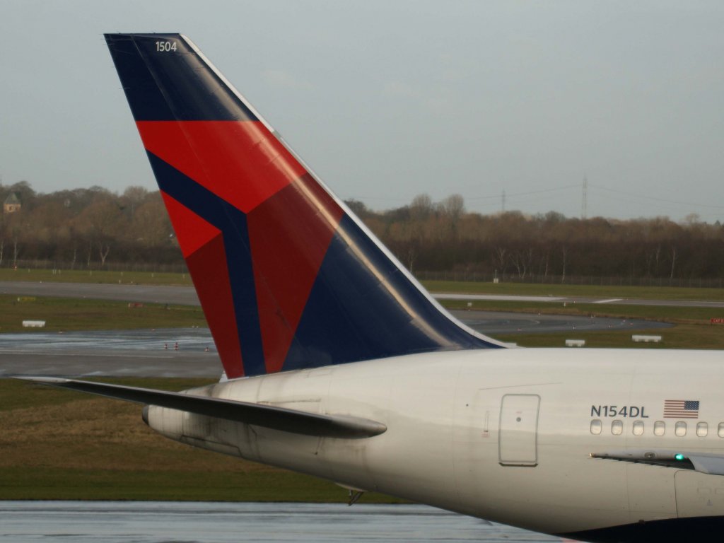 Delta Airlines, N154DL, Boeing, 767-300 ER (Seitenleitwerk/Tail), 06.01.2012, DUS-EDDL, Dsseldorf, Germany 

