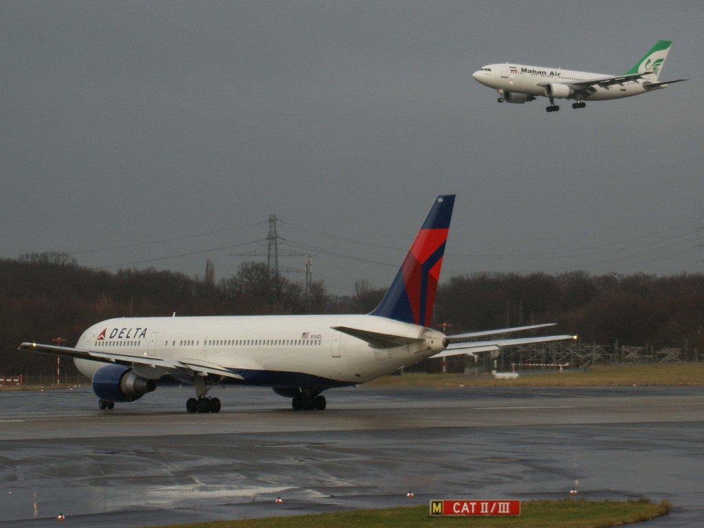 Delta Airlines, N154DL, Boeing, 767-300 ER (hinten landet Mahan Air F-OJHI), 06.01.2012, DUS-EDDL, Dsseldorf, Germany 

