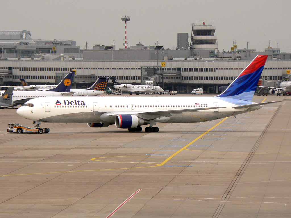 Delta B767-300 N1501P wird in DUS / EDDL / Düsseldorf am 13.05.2007 zur damaligen LTU Technik geschleppt