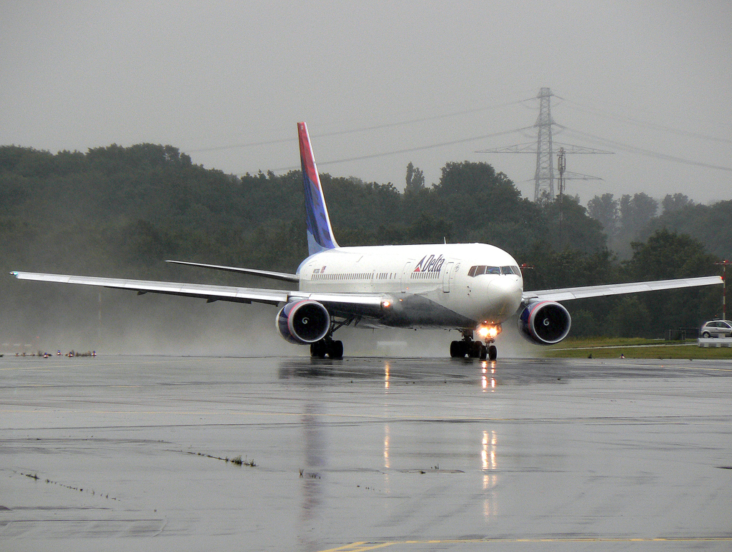 Delta B767-300 N152DL beim Special Line Up auf 23L in DUS / EDDL / Düsseldorf am 29.07.2007
