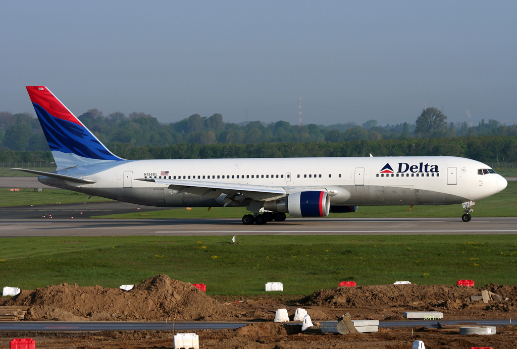 Delta B767-300 N156DL rollt auf der 05R in DUS / EDDL / Dsseldorf am 03.05.2008
