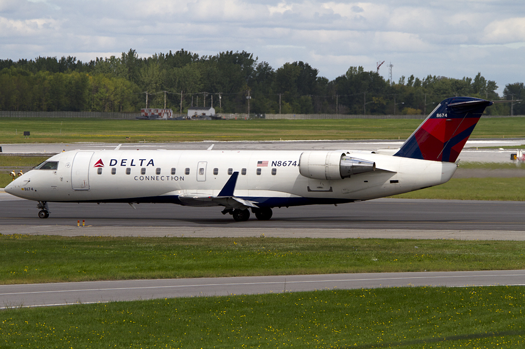 Delta Connection, N8674A, Bombardier, CRJ-200ER, 06.09.2011, YUL, Montreal, Canada 

