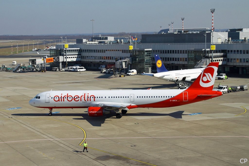 Der A321 D-ABCA von Air Berlin rollt zur Startbahn in Dsseldorf. (9.3.2010)