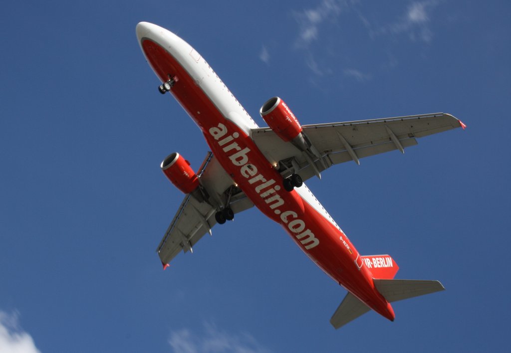 Der Air Berlin-Airbus A320-200 mit der Kennung D-ALTH fliegt dicht ber dem  Clou  am TXL-Airport zur Landung ein (16.08.2010)