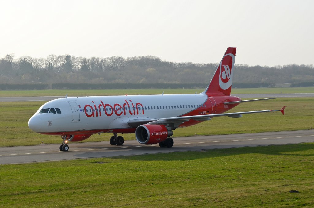 Der Air Berlin Airbus A320 D-ABFE rollt nach der Landung in Hamburg Fuhlsbttel zum Gate aufgenommen am 28.03.12