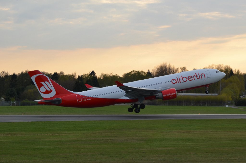 Der Air Berlin Airbus A330-200 D-ABXC  beim Start in Hamburg Fuhlsbttel am 02.05.13