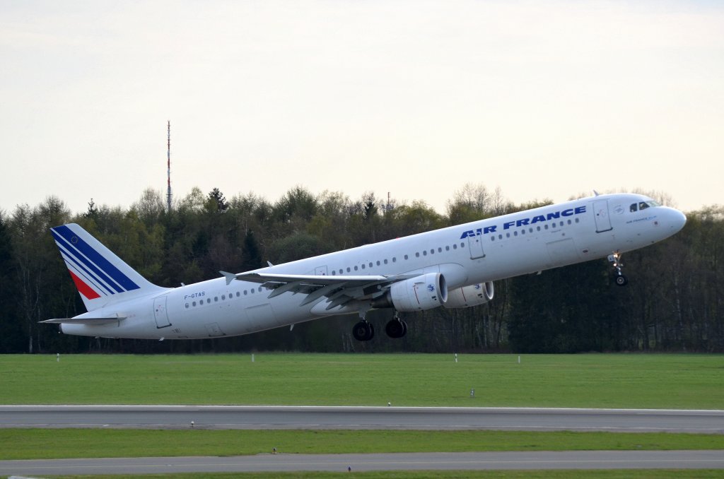 Der Air France Airbus A321 F-GTAS beim Start in Hamburg Fuhlsbttel am 02.05.13