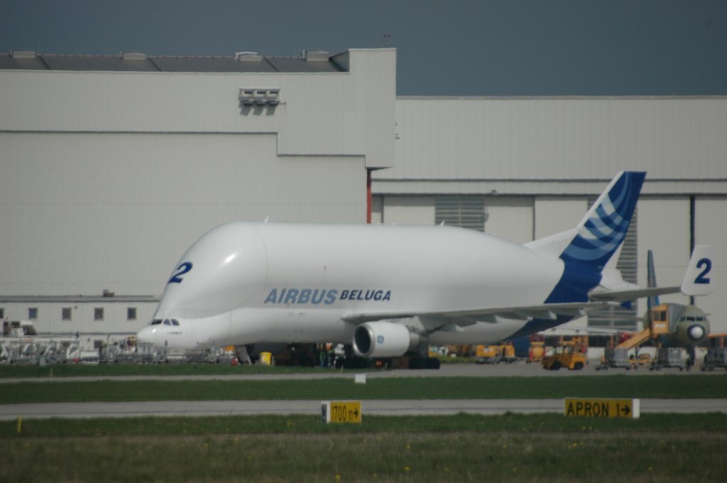 Der Airbus A300-600ST Beluga ist ein Transportflugzeug der Airbus Industries. In seinem sehr großen Laderaum mit einem Nutzraumvolumen von mehr als 1.400 m³ kann der Beluga eine Nutzlast von etwa 47 t befördern. Der Laderaum ist 37,7 m lang und hat eine Ladeflächenbreite von 5,43 m. Der Rumpfdurchmesser beträgt 7,40 m. Aufgenommen 17.04.09.
