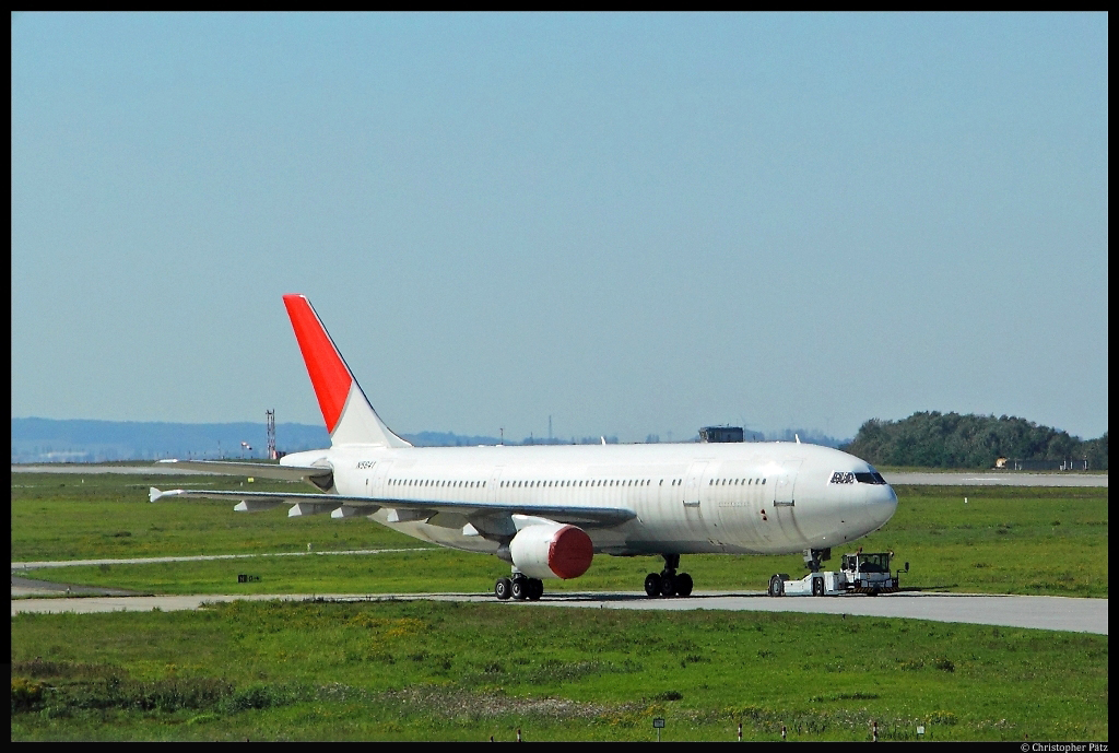 Der Airbus A300B4-622R N5641 (ex JAL) wird in Dresden zum Frachter umgebaut. (14.9.2012)