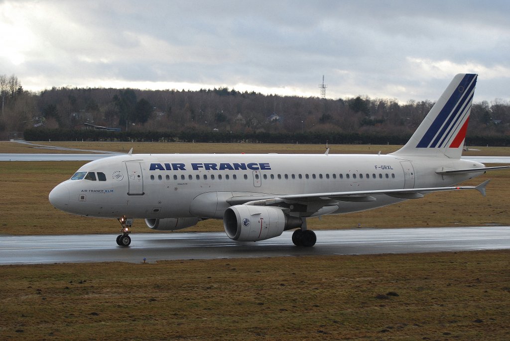 Der Airbus A319 F-GRXL der Air France rollt in Hamburg Fuhlsbttel zum Gate aufgenommen am 14.03.10