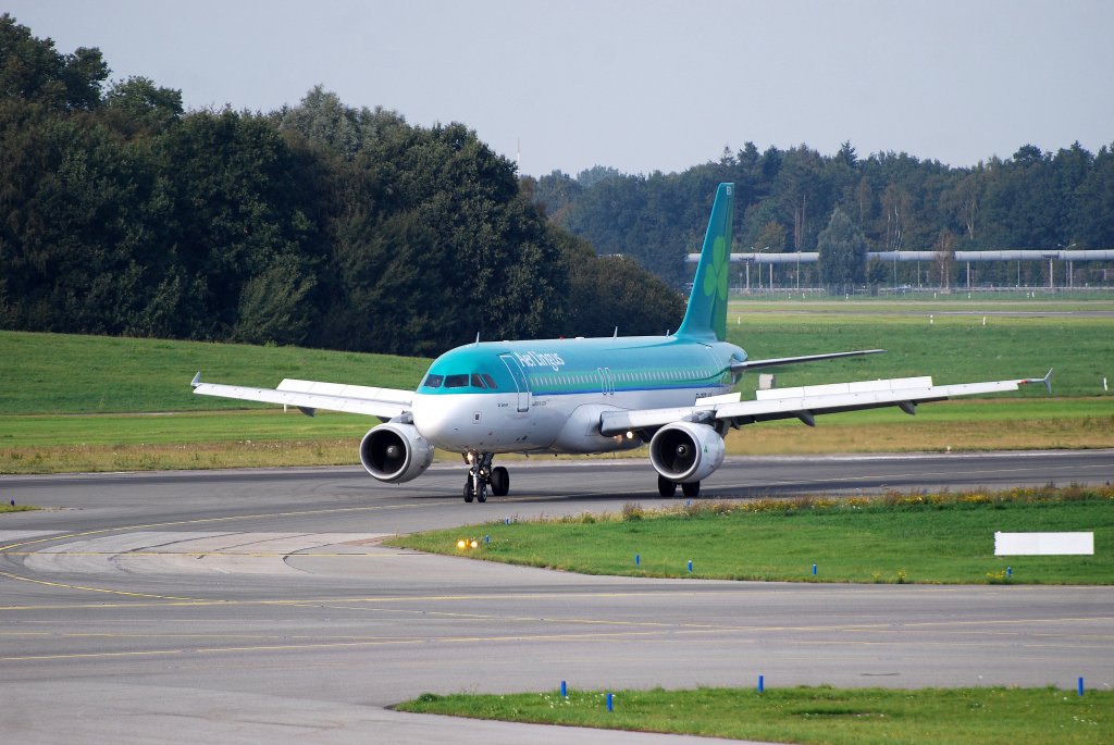Der Airbus A320 EI-DEO mit dem Namen Seanan von Aer Lingus nach der Landung in Hamburg Fuhlsbüttel am 24.09.11