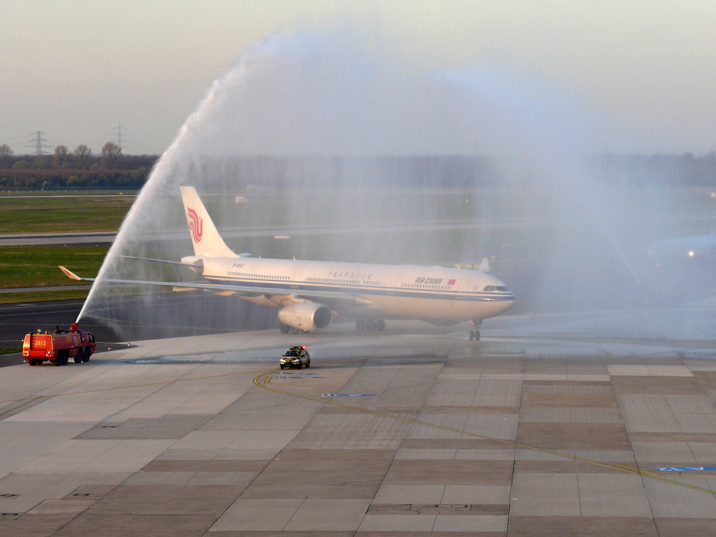 Der am 22.06.2010 ausgelieferte Airbus A330-343 durfte als allererster in der Geschichte von Air China den Flughafen Dsseldorf ansteuern, hier ist die Wassertaufe beim ersten Besuch zusehen. Flughafen Dsseldorf. 27.03.2011.
