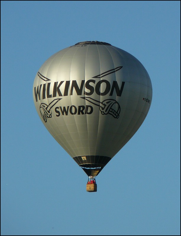 Der Ballon mit seiner Wilkinson Werbung erhebt sich langsam in die Luft in Trier-Fhren whrend der Mosel Ballon Fiesta am 21.08.2010. 