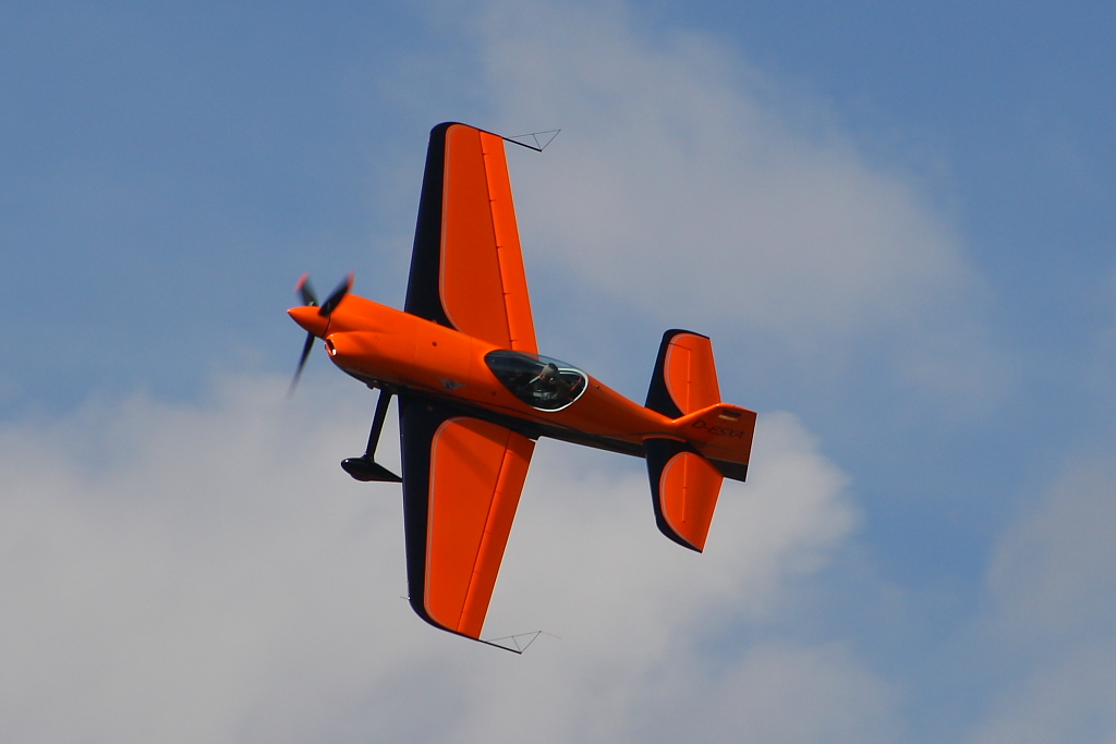 Der berhmte Kunstflieger Philip Steinbach mit seiner selbstgebauten XA41 auf dem Flugplatzfest in Karlsruhe-Forchheim am 18. September 2010

