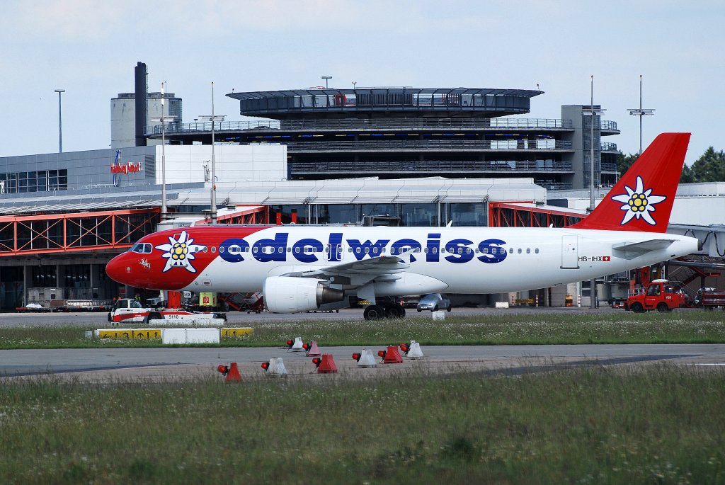 Der Edelweiss Airbus A320 HB-IHX beim Pushback in Hamburg Fuhlsbttel am 30.05.11