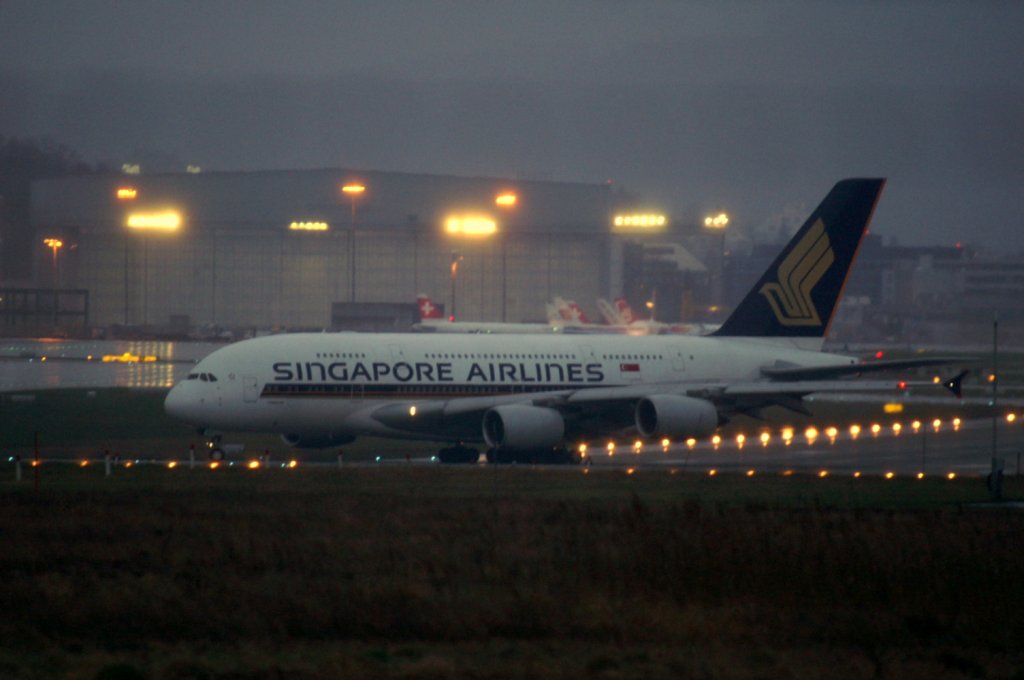 Der erste Linienflug eines Airbus A-380-841 von Singapore Airlines nach Zrich mit der Kennung 9V-SKD aufgenommen am 28.03.2010 auf dem Flughafen Zrich.