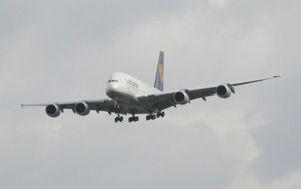 Der erste Lufthansa-Airbus A380-800 beim Einschwenken auf das ILS auf dem Baden-Airpark am 31. Mai 2010
