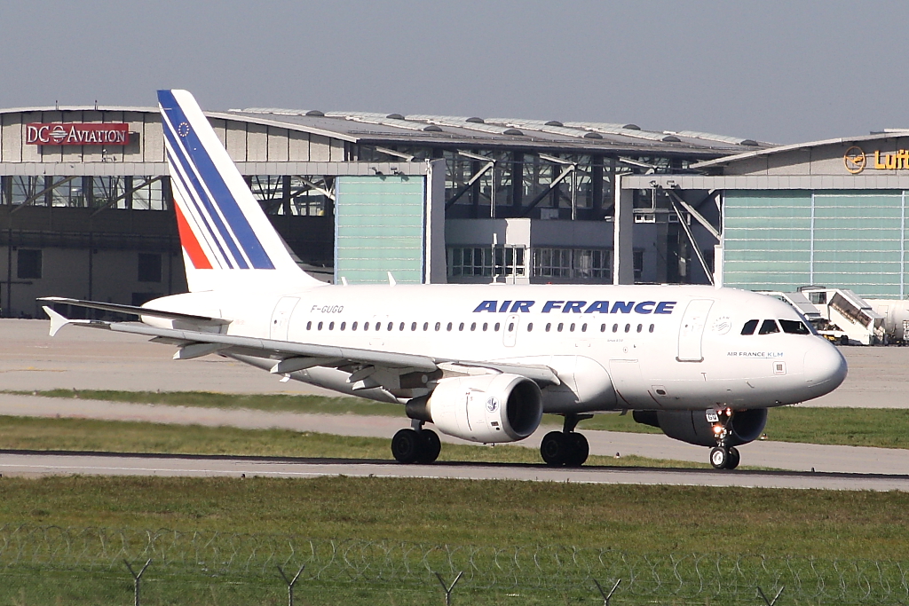 Der  F-GUGO  der Air France, ein Airbus A318-100, beim Start in Stuttgart-Echterdingen am 10. Oktober 2010