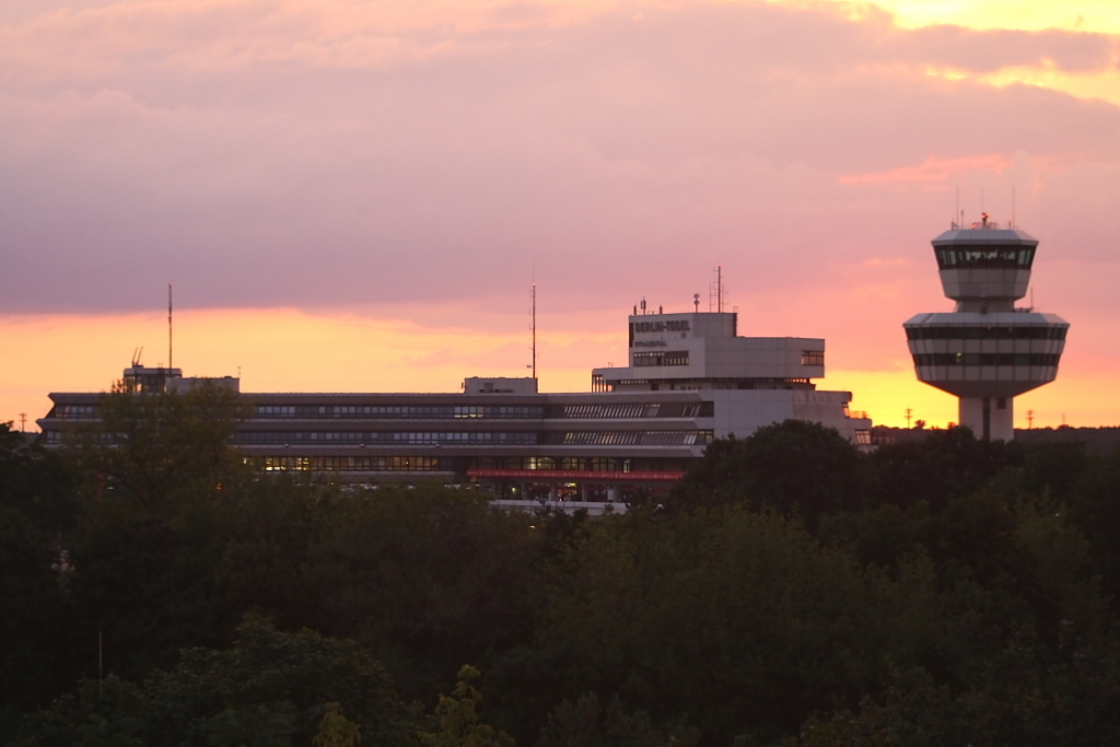 Der Flughafen Berlin-Tegel mit dem Tower im Abendrot (16.08.10)