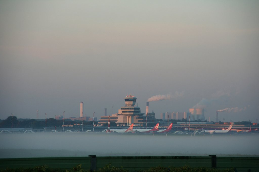 Der Flughafen Berlin-Tegel im Nebel am frhen Morgen des 25.09.2011