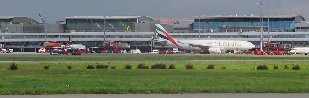 Der Flughafen Hamburg-Fuhlsbttel am 11. August 2008. Ein Airbus A330 der Emirates ist auf dem Weg zur Startbahn.